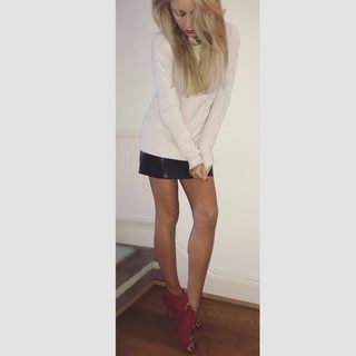 Una Healy feet photo thumbnail