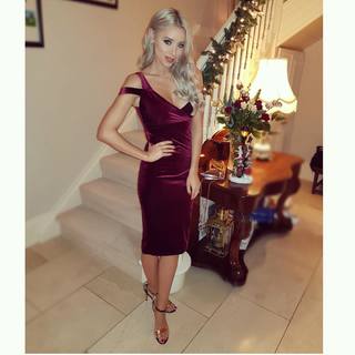 Una Healy feet photo thumbnail