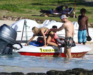 Una Healy feet photo thumbnail