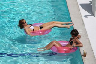 Una Healy feet photo thumbnail