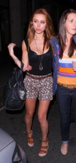 Una Healy feet photo thumbnail