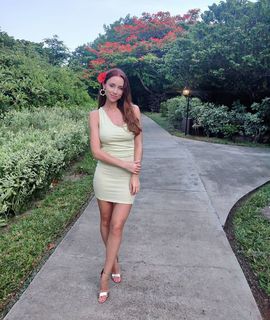 Una Healy feet photo thumbnail