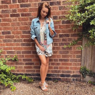 Una Healy feet photo thumbnail