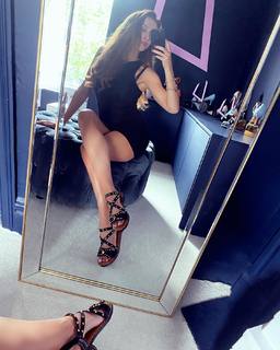 Una Healy feet photo thumbnail