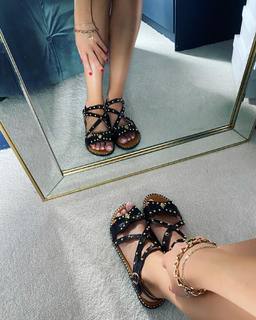 Una Healy feet photo thumbnail