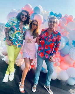 Una Healy feet photo thumbnail