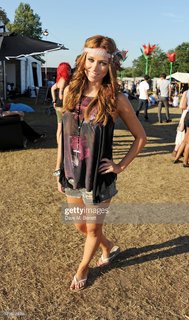 Una Healy feet photo thumbnail