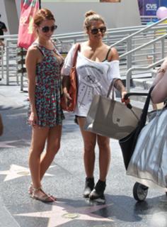 Una Healy feet photo thumbnail