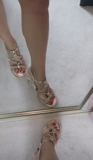 Una Healy feet photo thumbnail