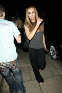 Una Healy feet photo thumbnail