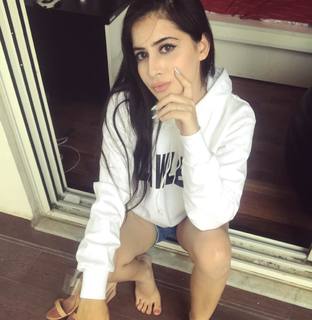 Urfi Javed feet photo 1