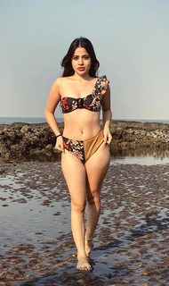 Urfi Javed feet photo 11