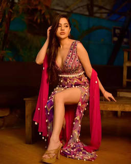 Urfi Javed feet photo 10