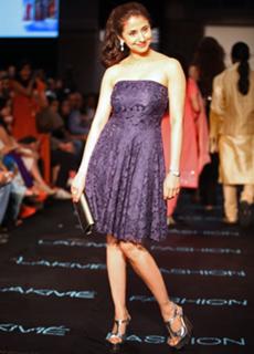 Urmila Matondkar feet photo thumbnail