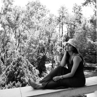 Urmila Matondkar feet photo thumbnail