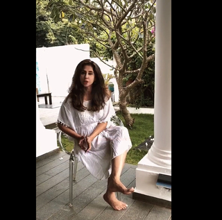 Urmila Matondkar feet photo thumbnail