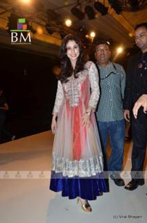 Urmila Matondkar feet photo thumbnail