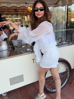 Urmila Matondkar feet photo thumbnail
