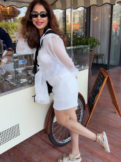 Urmila Matondkar feet photo thumbnail