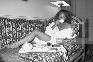 Ursula Andress feet photo thumbnail