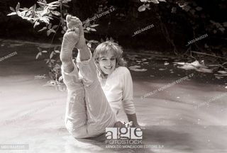 Ursula Andress feet photo thumbnail