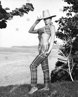 Ursula Andress feet photo thumbnail