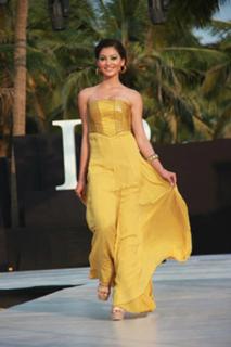 Urvashi Rautela feet photo thumbnail