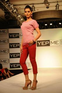 Urvashi Rautela feet photo thumbnail