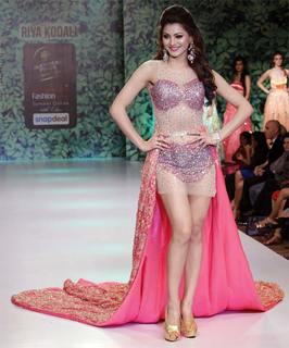 Urvashi Rautela feet photo thumbnail