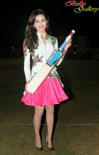 Urvashi Rautela feet photo thumbnail