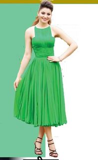 Urvashi Rautela feet photo thumbnail