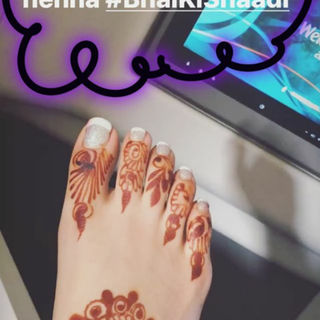 Urvashi Rautela feet photo thumbnail
