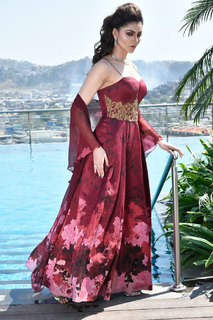 Urvashi Rautela feet photo thumbnail