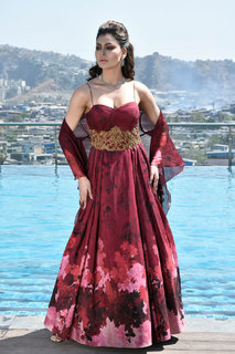 Urvashi Rautela feet photo thumbnail