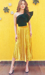 Urvashi Rautela feet photo thumbnail