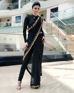 Urvashi Rautela feet photo thumbnail