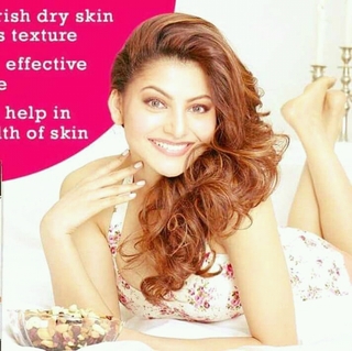 Urvashi Rautela feet photo thumbnail
