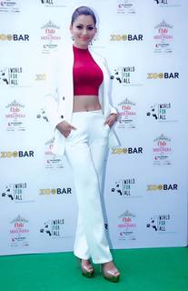 Urvashi Rautela feet photo thumbnail