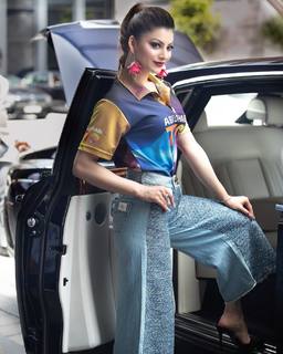 Urvashi Rautela feet photo thumbnail