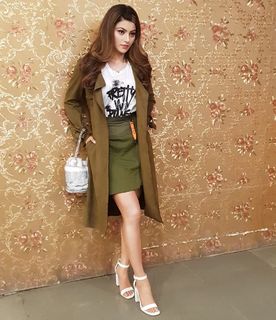 Urvashi Rautela feet photo thumbnail