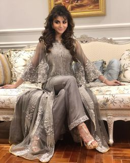 Urvashi Rautela feet photo thumbnail
