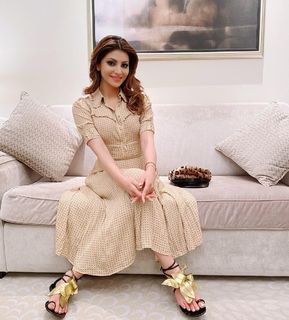 Urvashi Rautela feet photo thumbnail