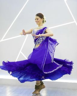 Urvashi Rautela feet photo thumbnail