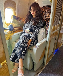 Urvashi Rautela feet photo thumbnail