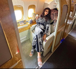 Urvashi Rautela feet photo thumbnail