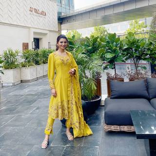 Urvashi Rautela feet photo thumbnail