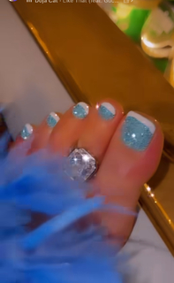 Urvashi Rautela feet photo thumbnail