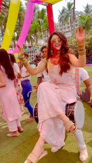 Urvashi Rautela feet photo thumbnail