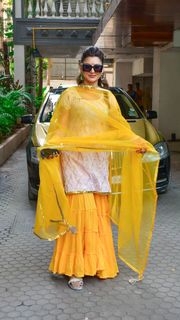 Urvashi Rautela feet photo thumbnail