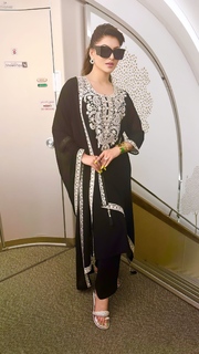 Urvashi Rautela feet photo thumbnail